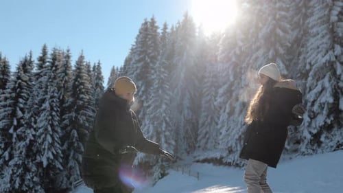 Junge schöne Frau Spaß an einem Wintertag im Wald, Tanzen und Blick auf die Berge genießen