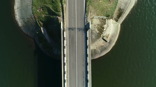 Vista aérea de un puente sobre el lago azul