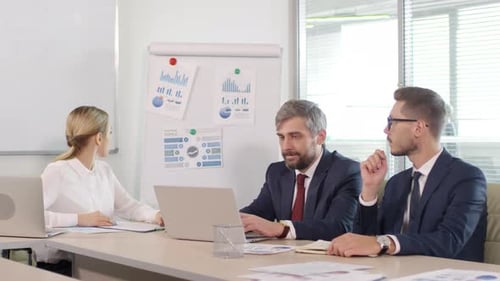 Empresarios discutiendo finanzas en reunión
