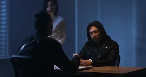 Les enquêteurs interrogent un criminel