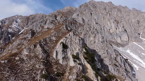 Impressionnante montagne rocheuse par une journée ensoleillée, inclinaison aérienne vers le bas.