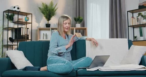 Mujer guapa usando una computadora portátil para una conversación Vídeo