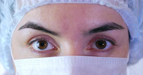 Porträt einer Nahaufnahme einer Chirurgin, eines Arztes mit Maske, bereit für die Operation im Krankenhaus oder in der Klinik