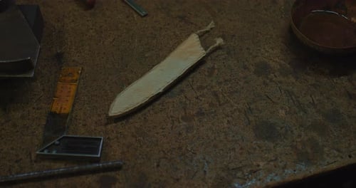 Der Meister legt handgemachtes Messer auf den Tisch der Werkstatt Old Craft Closeup View Prores