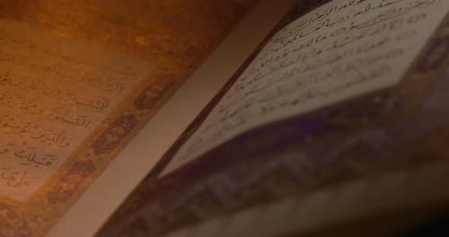 Heiliger Koran auf Buchablage mit Gebetsperlen