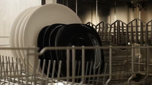 Vaisselle en céramique à l'intérieur d'une machine à laver au ralenti, images HD 1920X1080 - Slow motion dish washer co