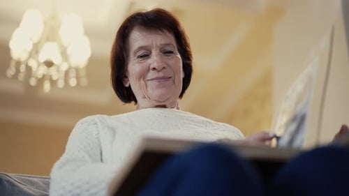 mujer madura, mirar, álbum de fotos