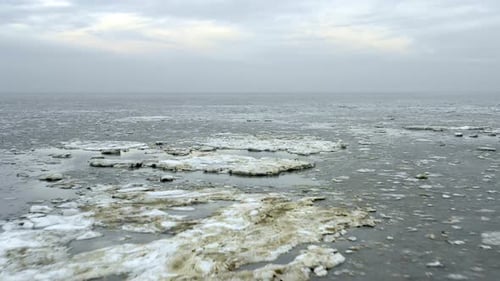 Nordsee mit Eisschollen bedeckt, Nes, Friesland, Niederlande