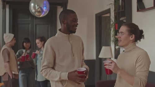 Retrato de rapazes na festa de estudantes no campus