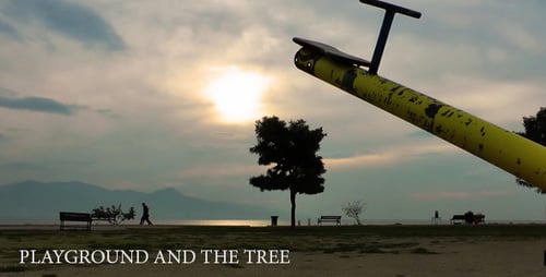 Aire de jeux et arbre au coucher du soleil