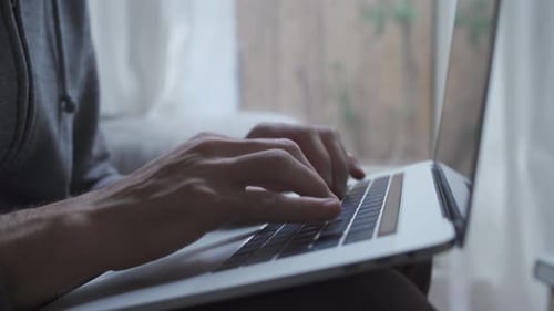 Tipo de mãos no computador - trabalhando confortavelmente em casa