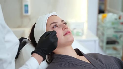 Frau in der Klinik für Plastische Chirurgie