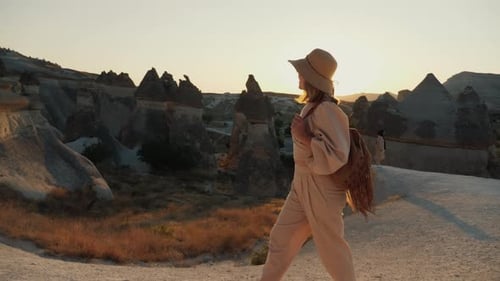 Eine schöne junge Touristin Happy Walking im Tal der Mönche in der Türkei