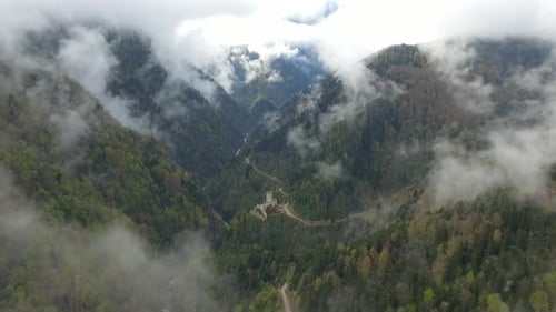 Fliege durch die Wolken in das tiefe Tal