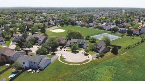 Luftflug über die Häuser der Stadt in Amerika. Ansiedlung in Nordamerika. Wunderbar
