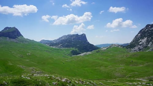 Montañas en Park Durmitor, Montenegro, Timelapse