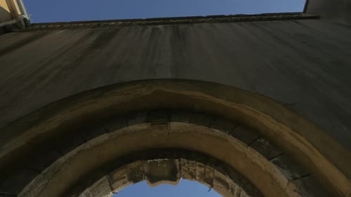 Vue à faible angle d'une arche de portail
