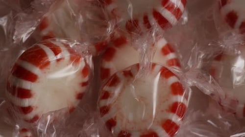 Rotierender Schuss von Pfefferminzbonbons - CANDY PE