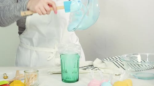 Schritt für Schritt. Flache Lage. Königliche Glasur mischen, um Osterzuckerplätzchen
