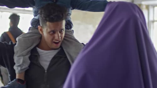 Arabischer Mann mit Kind und Frau im Niqab im Chat