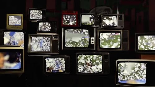 Fãs de futebol dão as boas-vindas ao time no campo visto em televisores antigos.