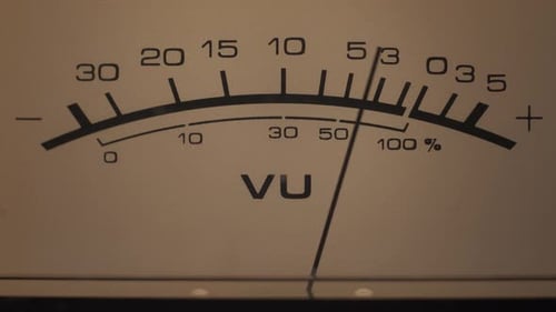 Consola de audio para monitoreo de niveles de señal de audio en un amplificador de sonido clásico