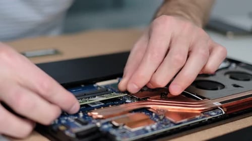 Unerkennbarer Ingenieur holt den RAM heraus