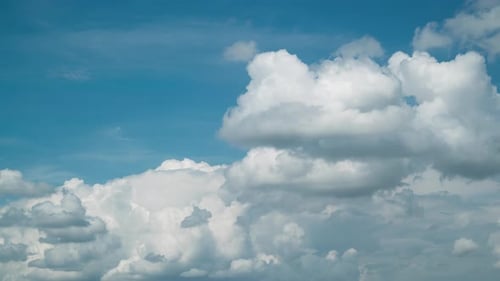 Nubes cúmulos en un cielo azul