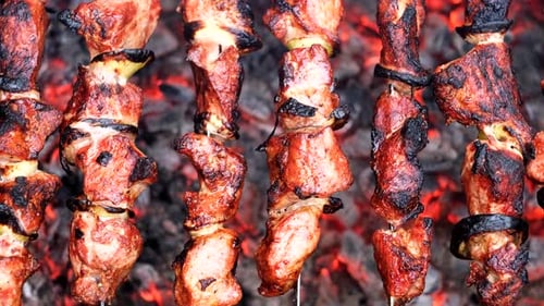 Eine saftige Scheibe Schaschlik wird über dem Feuer gekocht.Fleisch auf dem Grill kochen