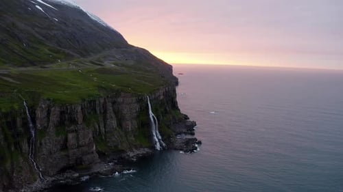 Vue panoramique sur la cascade et le coucher du soleil par la mer Golden Hour