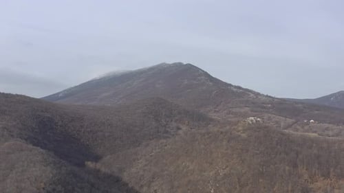 Survol lent du paysage avec les images du Drone 4K de Veliki Krs Mountain