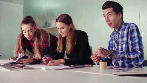 Réunion de l'équipe d'architectes d'intérieur du bureau créatif