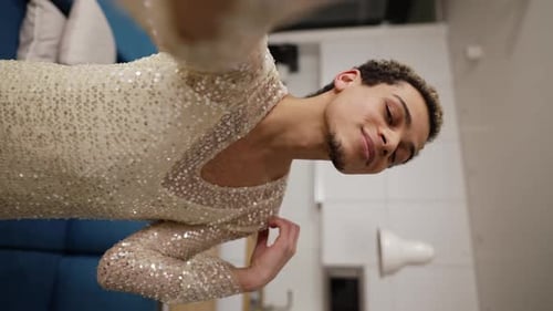 Um cara de fantasia fazendo selfie com o celular olhando para a câmera