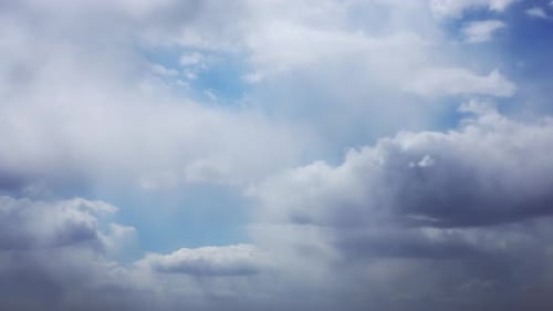 Céu nublado com nuvens fofas