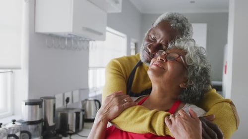 Ein älteres afroamerikanisches Paar verbringt Zeit miteinander in Liebe und sozialer Distanzierung in Quarantäne.