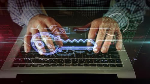 Símbolo de seguridad cibernética de cifrado de claves con un hombre escribiendo en la computadora