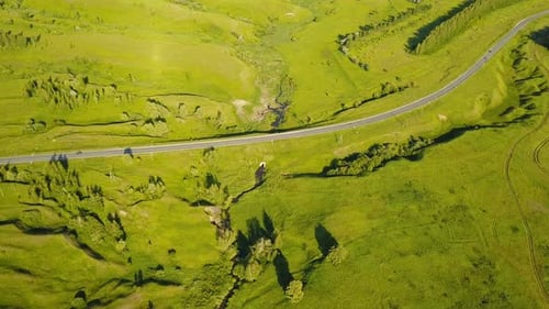 Sommerliche Landstraße von oben