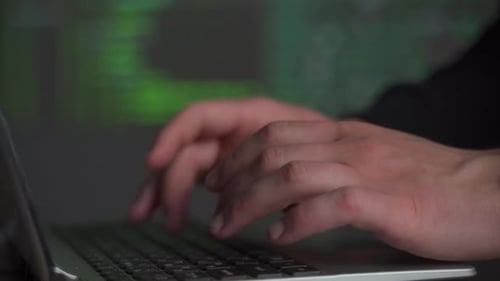 Manos masculinas escribiendo código de computadora, programa de seguridad para bases de datos o servidores