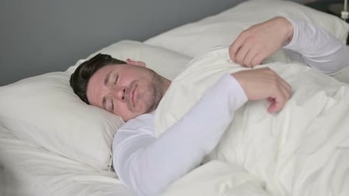 Homme d'âge moyen insomniaque incapable de dormir au lit