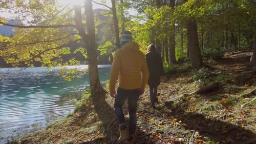 Paar spaziert am See entlang, Parco Naturale dei Laghi di Fusine, Italien