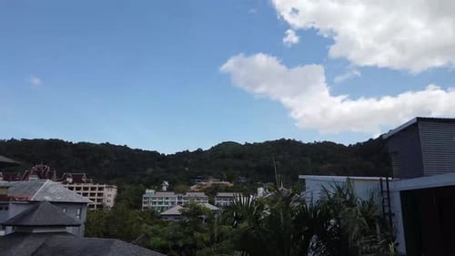 Images en accéléré de nuages traversant le ciel de la ville de Krabi en Thaïlande