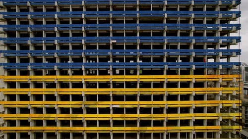 Gebäude in der bunten Flagge der Ukraine Gelbe und blaue Farben Botschaft No War