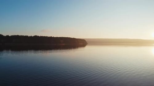 Abendlicher Fluss inmitten der Natur
