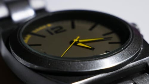 Le mouvement des aiguilles jaunes d'une montre-bracelet. Le mouvement des aiguilles d'une montre-bracelet à quartz.