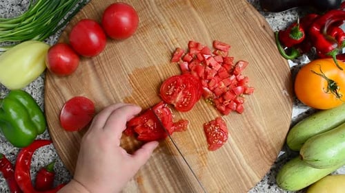 Der Koch schneidet Tomaten
