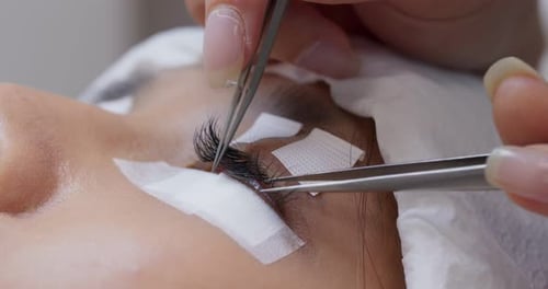 Mulher com extensão de cílios longos