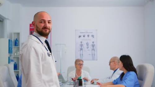 Porträt eines jungen Arztes, der in die Kamera lächelt