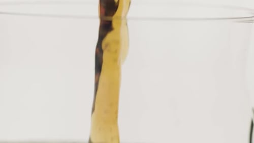 Cerveza ligera en un vaso con gotas de agua. Verter cerveza.