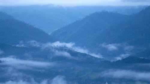Landschaft aus nebligem Grün, Regenwald, Bergen und Hügeln