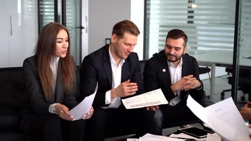 El equipo empresarial Corporativa y el gerente se reúnen en una oficina moderna